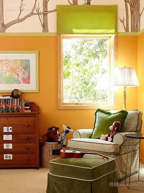 橘黄色的墙面，树干的设计 绿色的窗帘、沙...