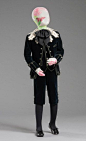 【The Little Lord Fauntleroy suit】1885年白涅德夫人连载的一部小说《小伯爵冯德罗》大受欢迎，后来印成单行本出版，轰动一时。而小男主冯德罗伯爵的大蕾丝花边领+天鹅绒面料的服装，则成了上流社会太太们的最爱。所以，在19世纪末20世纪初，上层家庭的小男孩子基本都会有这样一套衣服。