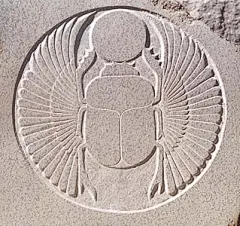 凯布利Khepri，埃及人看到圣甲虫屎壳郎滚粪球，联想到太阳的运行，于是炮制出屎壳郎形象的太阳神，被视为拉的化身、从属；和拉、阿图姆分别代表早中晚的太阳；也代表创造与重生。
