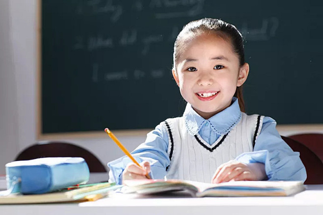 小学生在教室里写作业图片素材