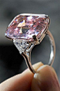 罕见10.99克拉粉钻在瑞士被拍卖 
5月19日-，苏富比在瑞士举办的一场首饰拍卖会上，一件价格高达数千万美元的罕见粉红钻石成为全场焦点所在。这颗纯色钻石镶饰在一个戒指上。它被美国宝石协会评定为“奇幻深粉红色”。@北坤人素材