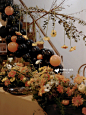 【万圣节餐桌布置】 万圣节这天在小店布置了万圣节家宴 一年四季 : 【万圣节餐桌布置】 万圣节这天在小店布置了万圣节家宴 一年四季 秋季最美 最近布置了很多秋天的颜色 在花艺里面加了南瓜、柿子、小金桔 突出万圣节的节日气息 气球选用了黑色和橘色的搭配 做了南瓜汤 烤鸡