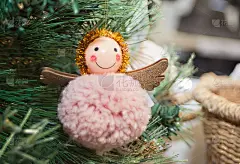 圣诞树上装饰着可爱的小天使玩具