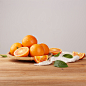平视橘子橙子木桌白色墙面
