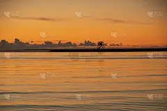 在Pärnu波罗的海上的橙色日落天空和地平线上的观鸟塔的剪影