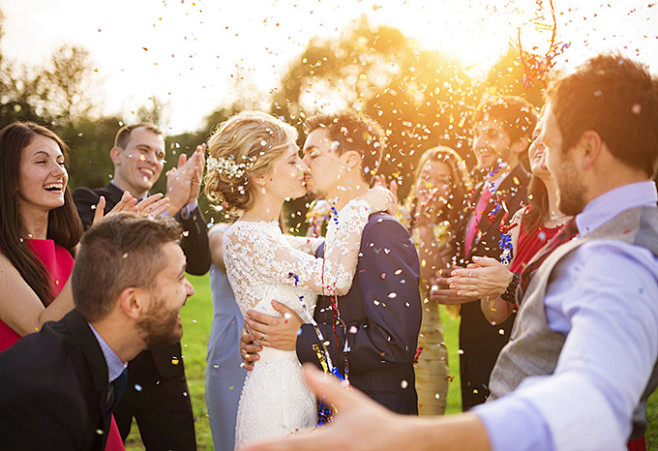 在婚礼现场亲吻的男女高清摄影图片