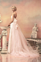 来自俄罗斯婚纱品牌Papilio 释出2015最新婚纱系列，虽然本季婚纱以「Hellas 希腊」为题，但设计却并不局限于希腊风格，柔和的色彩、精美的坠饰以及法国高端奢华的尚蒂伊刺绣花边，尽显女性之美，是传统与现代的完美结合。