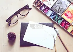 艺术家的工作空间与刷子和油漆在空白卡片上