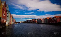 挪威特隆赫姆，Nidelva河和吊脚楼的全景