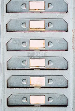 存放文件的旧金属文件柜。