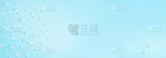 白色雪花在蓝色背景上制成的冬季图案。前视图。平的。冬天的作文。圣诞节，新年的概念。