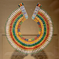 #大都会博物馆#古埃及彩陶项链，公元前1353-1336年，参加宴会时的首饰， 相比容易破损的衣领， 这款宽边项链更加好看和耐用。