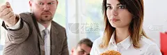 生气大吼大叫的老板点臂离场解散难过