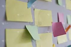 看板板上有不同颜色的便签纸