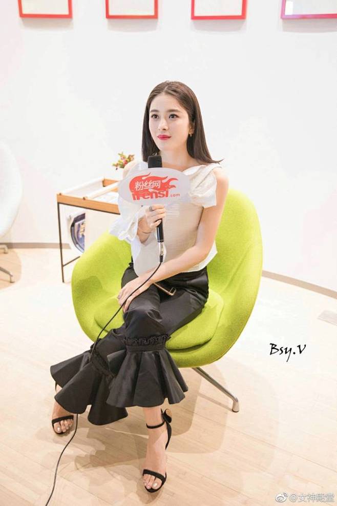 赵韩樱子接受媒体采访黑白色调穿搭长发披肩非常淑女范儿676767