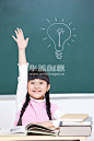 女生,举起手,电灯泡,教室,教育_194c56e6c_小女生举手回答问题_创意图片_Getty Images China
