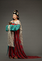 莫高窟盛唐 130 窟壁画《都督夫人礼佛图》，是现存的唐代女性画像中规模最大的一幅。当中人物造型真实，富于生活气息，在服装形制和色彩、妆容发饰、织物图案等多个方面生动展现了盛唐女性的服饰和生活美学
