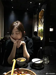 3月26日，，娜扎素颜和妈妈约饭。并在微博里晒出一组妈妈给她拍的照片，配文：“妈妈的拍照技术，凑合看吧。”娜扎在妈妈的镜头里笑成了表情包。 ​​​​