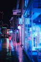 夜间在人行道上行走的人