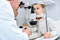 眼科医生在临床上用狭缝灯检查青春期前儿童视力