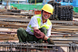 烈日下坚守一线的建筑工人 用汗水铸造着城市的美好明天 - 九江新闻网