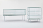 Piero Lissoni 在米兰家具展推出了 Glas Italia 的新品 Commodore 玻璃家具作品采用条格印花玻璃，轨道上安有推拉门设计，可以展现内部收藏。设计简单明了，高贵典雅，表达出一种纯粹的视觉效果。