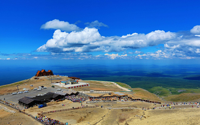 长白山天池是火山喷发自然形成的中国最大的...