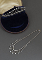 珠宝 | 奢华珠宝
“盒中耀眼光华”，一组钻石Tiara欣赏，有些可拆卸、组装成项链，发梳。