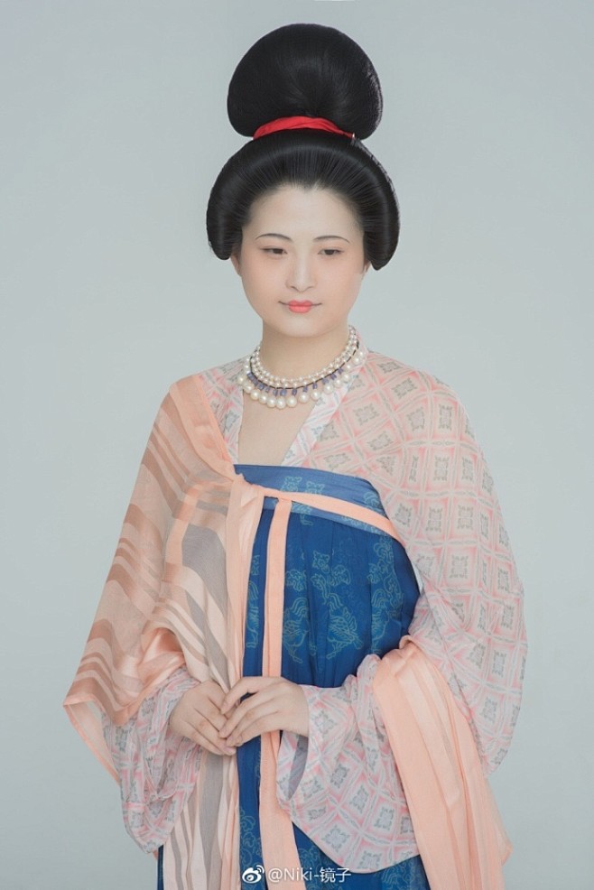 唐篇两鬓抱面的发髻在唐代颇为流行妇人高髻圆鬓画以红妆淡者檀晕浓者