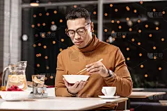 一个认真的家伙在新开的中餐馆吃到很晚。