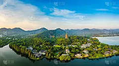 中国杭州日出时的雷峰塔景色