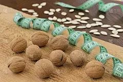南瓜子和核桃，卷尺。低热量的饮食概念