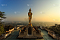 泰国南省佛寺的金佛雕像