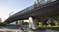 墨尔本的超长人行天桥 Tanderrum Bridge / JWA + NADAAA :   JWA + NADAAA：连接Birrarung Marr和墨尔本公园体育分局的Tanderrum人行天桥为墨尔本公园创建了一个主要的新到达地点。这座桥是澳大利亚网球公开赛期间主要的行人入口。一条通过Birrarung Marr的坡道通向大桥，其路线符合公园既有桥梁和公园的景...