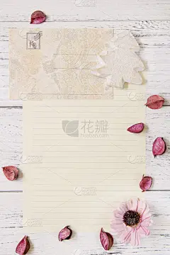 平铺原纸摄影紫花花瓣信信封纸木材圣诞树工艺装饰