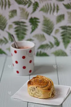 休息时间喝咖啡，吃肉桂卷