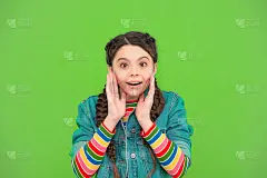 像你说的那样护肤。美丽的小孩子的样子。快乐女孩绿色背景。护肤习惯。婴儿护肤品。护肤品和化妆品。因为你