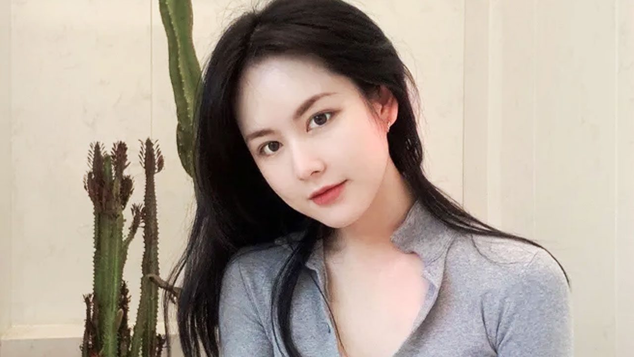 粉色花海人像颇可_美女时尚街拍