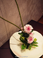 #简_花艺作品# 这周为@水车坊日本料理 VIP房插的其中一款花。各种菊花果然还是日系首选。