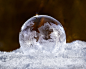 图片：We can't stop watching these perfectly frozen bubbles : 在 Google 上搜索到的图片（来源：hellogiggles.com）