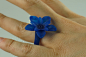 3D打印的小花戒指。模型文件可点击图片进入下载。设计师Nathalia Guarascio #饰品# #时尚# #戒指# #科技# #创意# #3D打印# #潮人# #英伦# #欧美# 