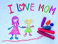 孩子画的母亲抱着女儿为母亲节快乐的主题