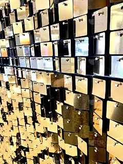 迷人的金光装饰画像挂在墙上