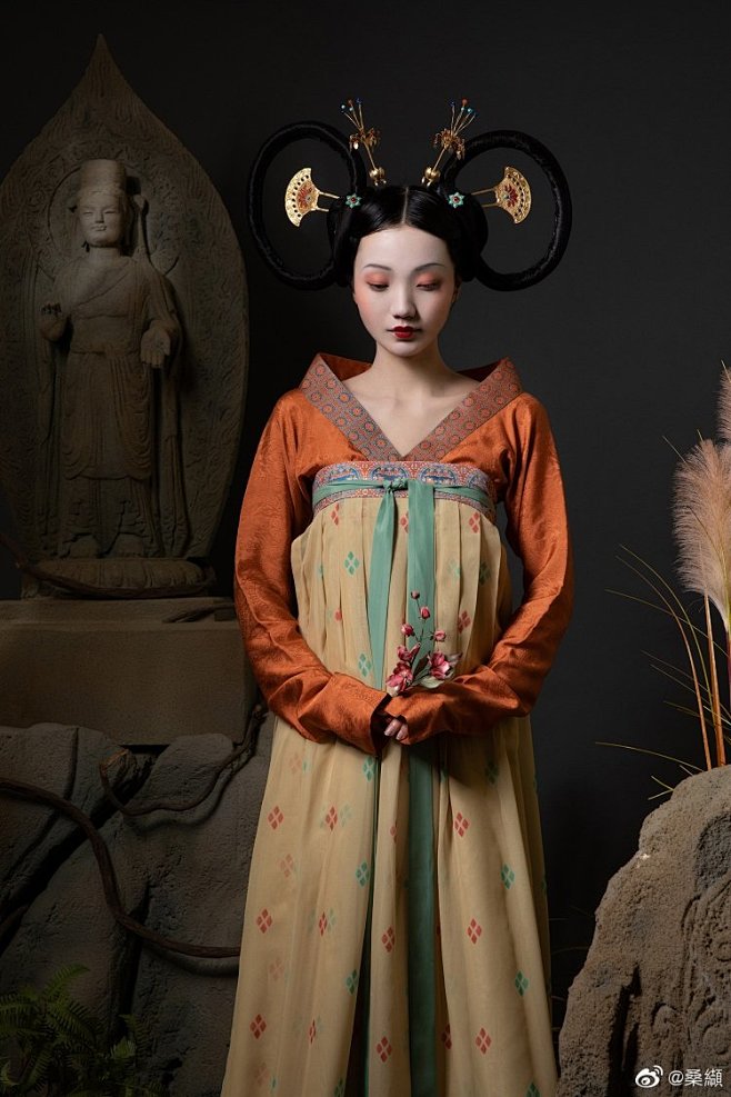 #桑缬#【南朝襦裙】杏红色暗花绮联珠纹襦裙忆梅下西洲，折梅寄江北。单衫杏子红，双鬓鸦雏色。妆发研究:@朝代妆束梳妆：@晓琳-装束复原