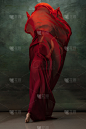 年轻优雅温柔的芭蕾舞女演员在深绿色的工作室背景