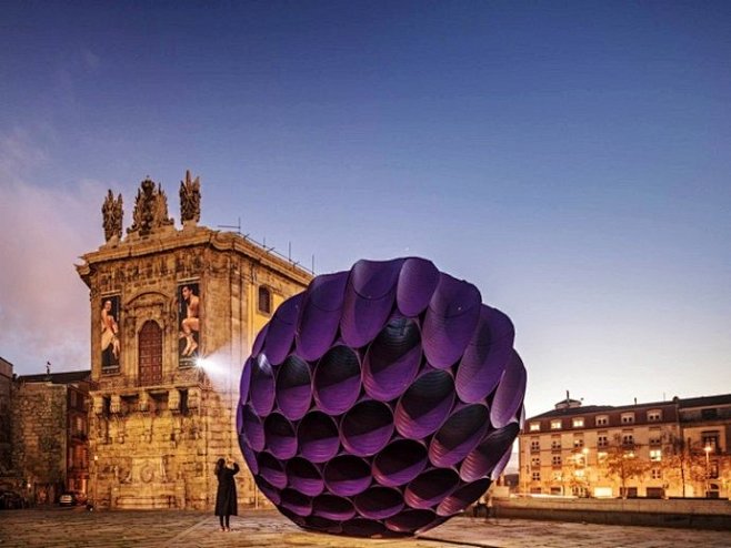 葡萄牙波尔图历史中心紫色“月饵”美陈装置