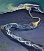 这些抽象而看似微观的图像实际上是冰岛30座活火山中一些火山边上河流的航空照片。摄影师 Andre Ermolaev真实地捕捉到了大自然色彩、图案和纹理的惊人组合。 ​​​​