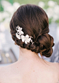 10个新娘低发髻造型散发优雅气质+来自：婚礼时光——关注婚礼的一切，分享最美好的时光。#新娘发型#