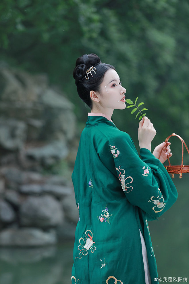 脉脉复脉脉，美人千里隔。不见来几时，瑶草...