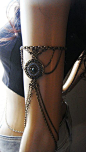 #绘画参考# 一些上臂上的锁链装饰，恩..有点女神范儿呢。（by Ninnos）